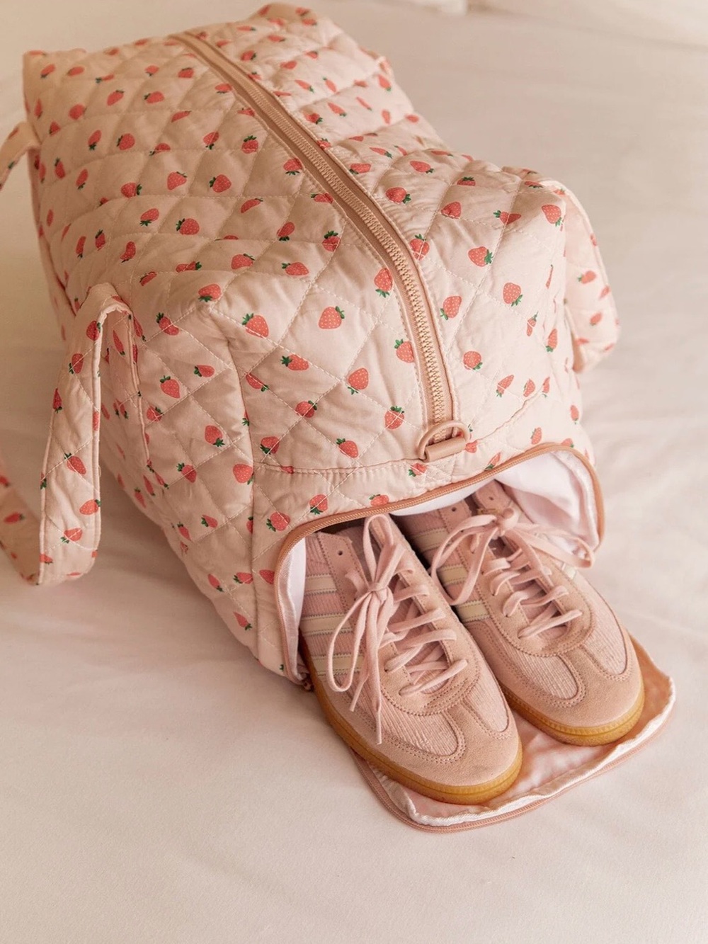 šš Poppy & Peonies Mini Strawberry Road Tripper Quilted Duffle Bag šāØ - Picture 7 of 9